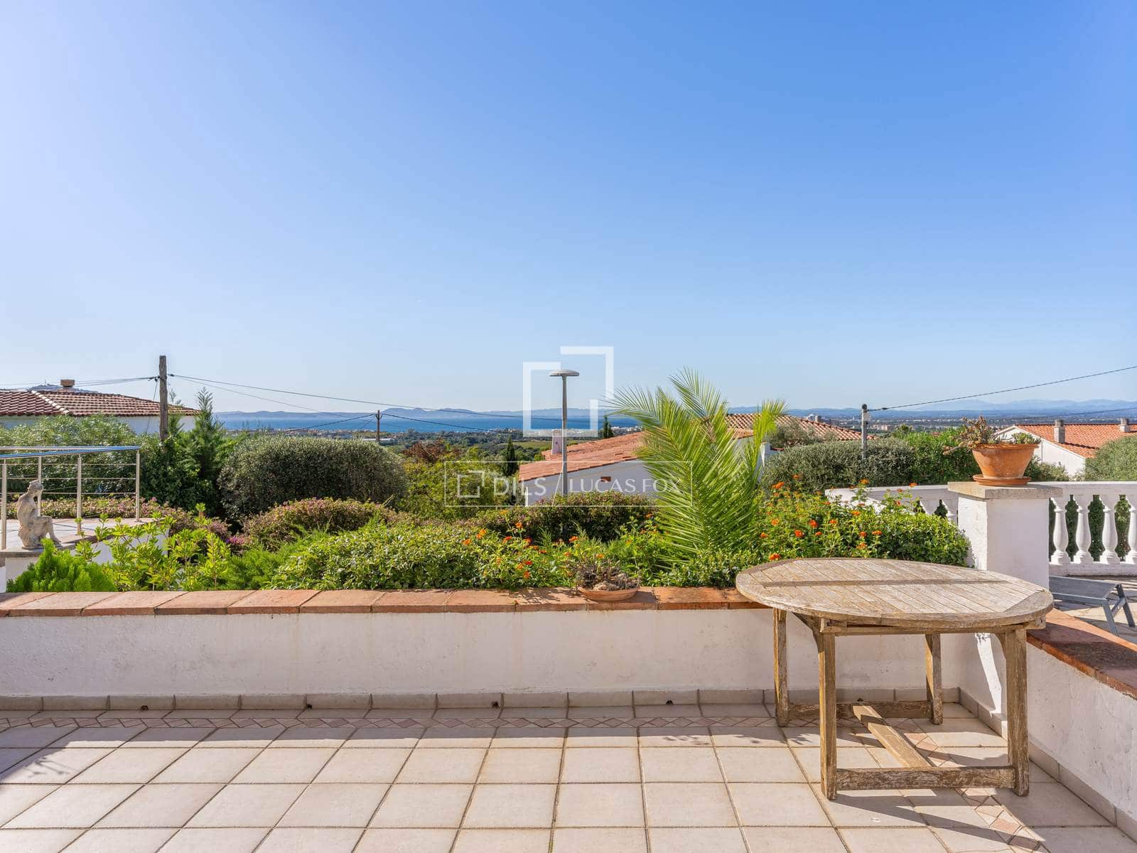 3 bedroom Villa for sale in Roses with pool garage - € 675,000 (Ref: 10155513)