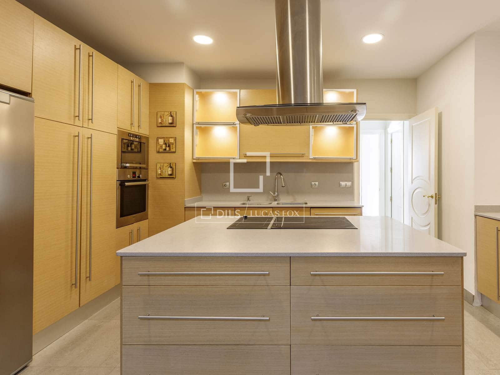 6 soveværelse Lejlighed til leje i Madrid by med garage - € 6.500 (Ref: 10160234)