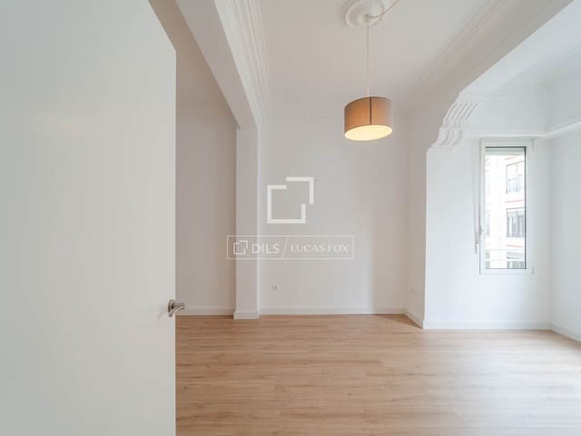4 quarto Apartamento para arrendar em Valência cidade - 2 200 € (Ref: 10160237)