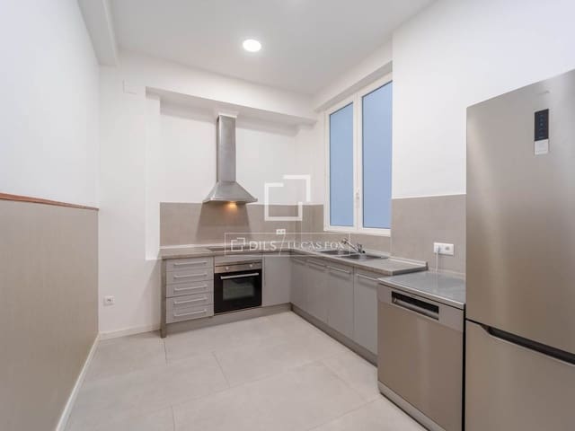 4 quarto Apartamento para arrendar em Valência cidade - 2 200 € (Ref: 10160237)