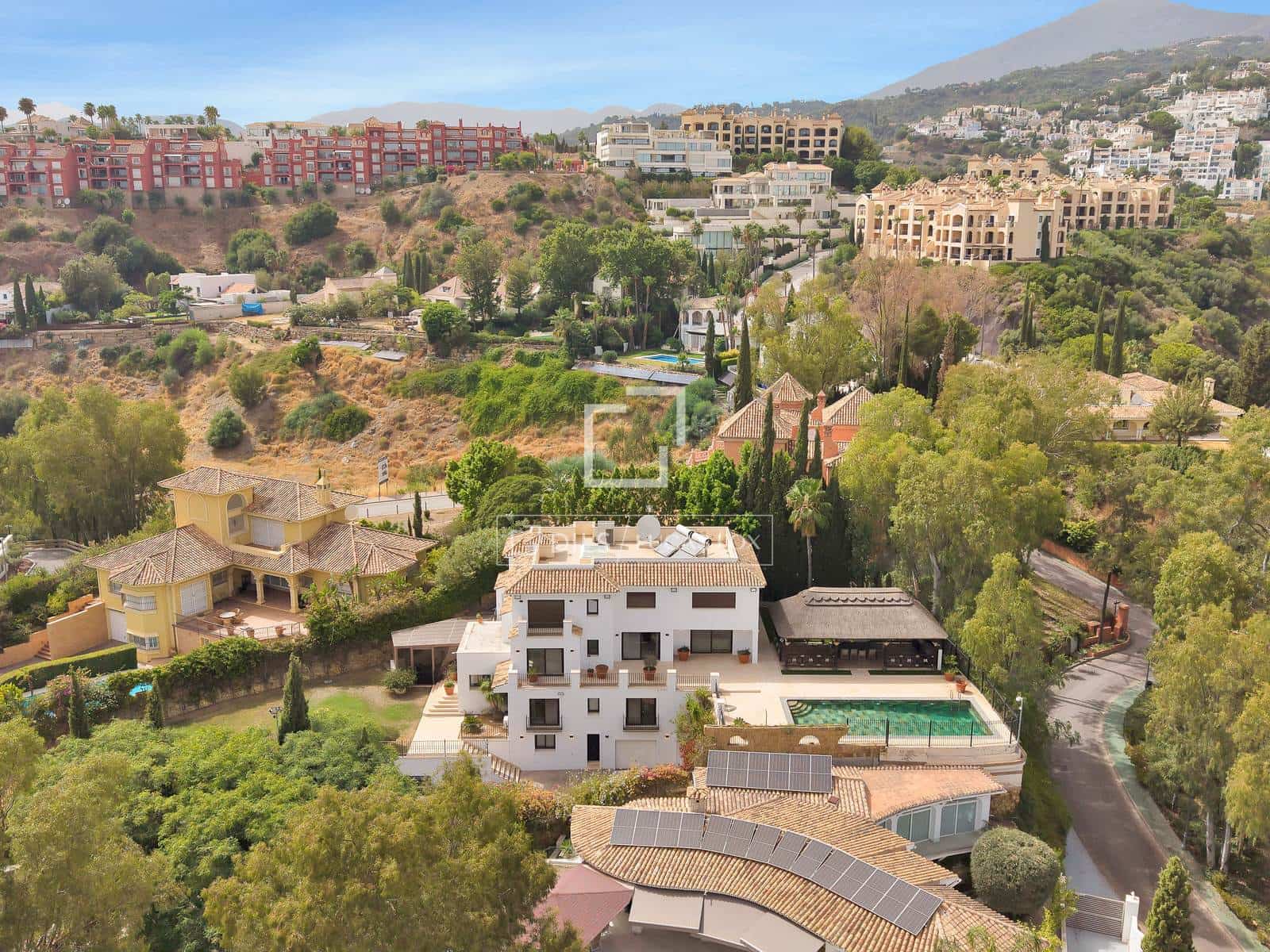 7 bedroom Villa for sale in Benahavis with pool garage - € 3,100,000 (Ref: 10160610)