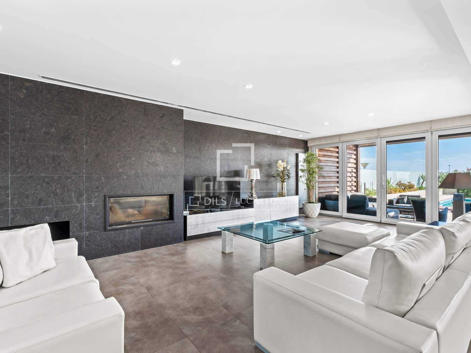 4 bedroom Villa for rent in Arenales del Sol with pool garage - € 4,500 (Ref: 10161777)
