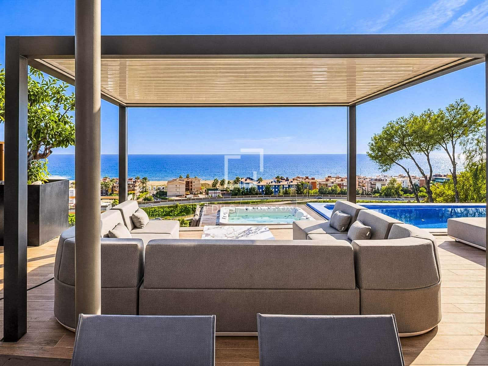 5 bedroom Villa for rent in Sitges with pool garage - € 6,950 (Ref: 10165665)