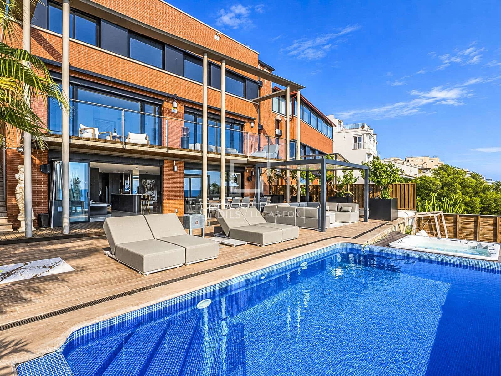 5 bedroom Villa for rent in Sitges with pool garage - € 6,950 (Ref: 10165665)