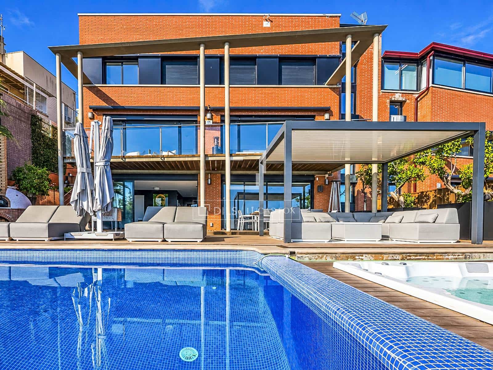 5 bedroom Villa for rent in Sitges with pool garage - € 6,950 (Ref: 10165665)