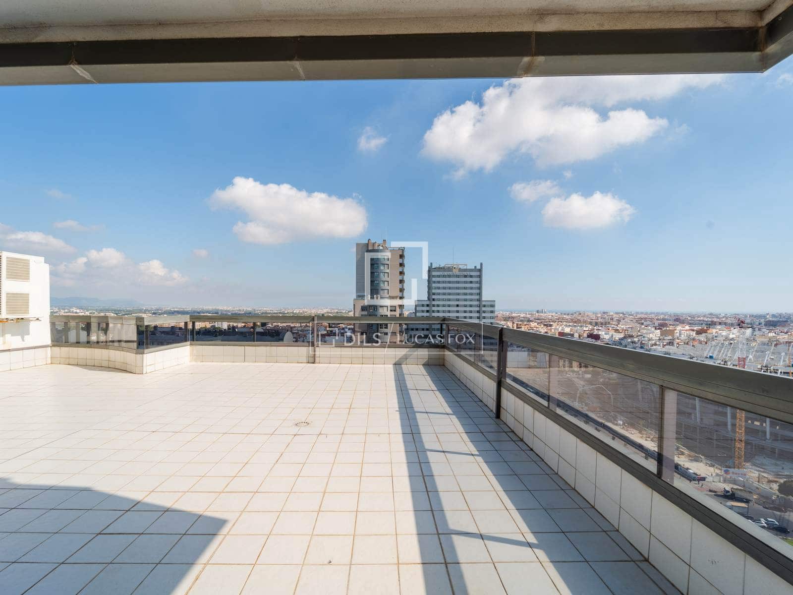 3 slaapkamer Appartement te huur in Valencia stad met zwembad garage - € 3.500 (Ref: 10172917)