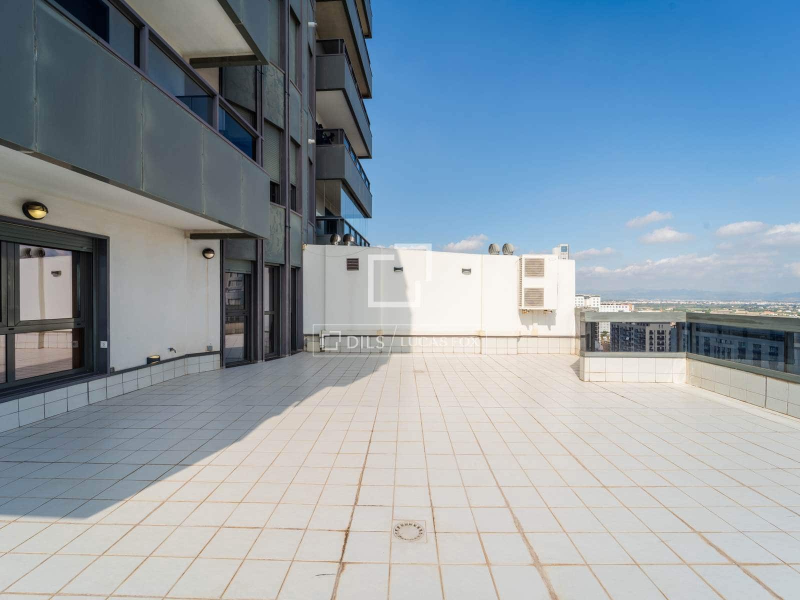3 slaapkamer Appartement te huur in Valencia stad met zwembad garage - € 3.500 (Ref: 10172917)