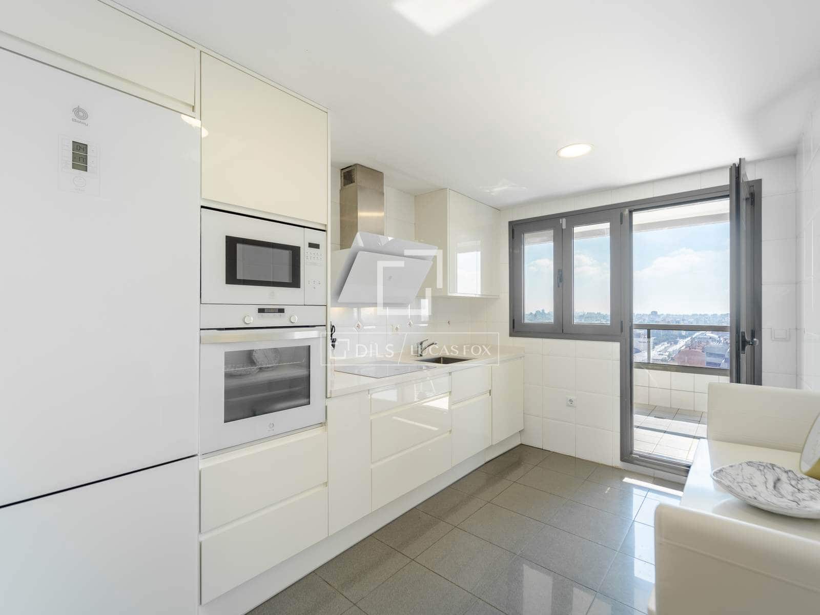 3 slaapkamer Appartement te huur in Valencia stad met zwembad garage - € 3.500 (Ref: 10172917)