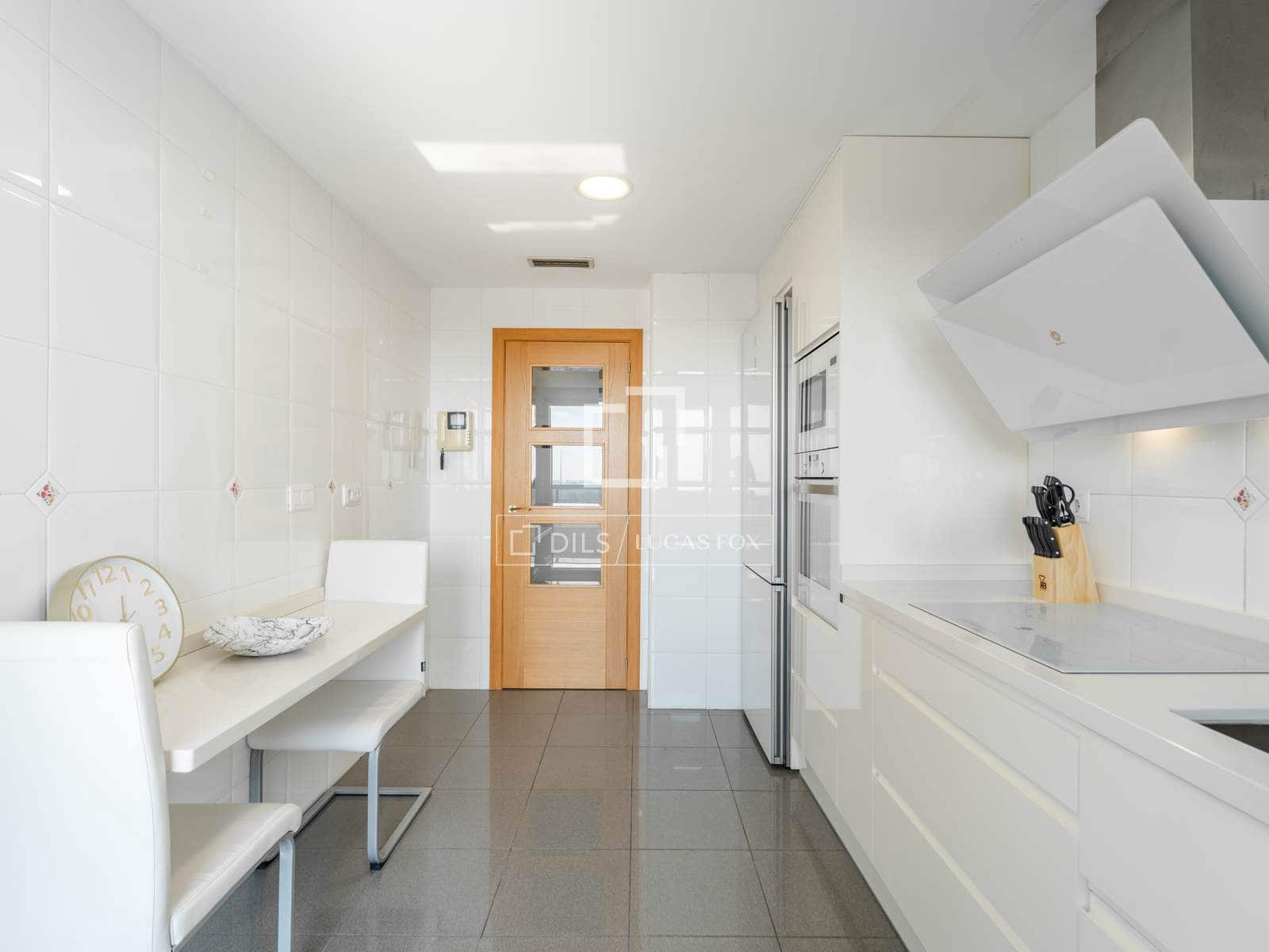 3 slaapkamer Appartement te huur in Valencia stad met zwembad garage - € 3.500 (Ref: 10172917)