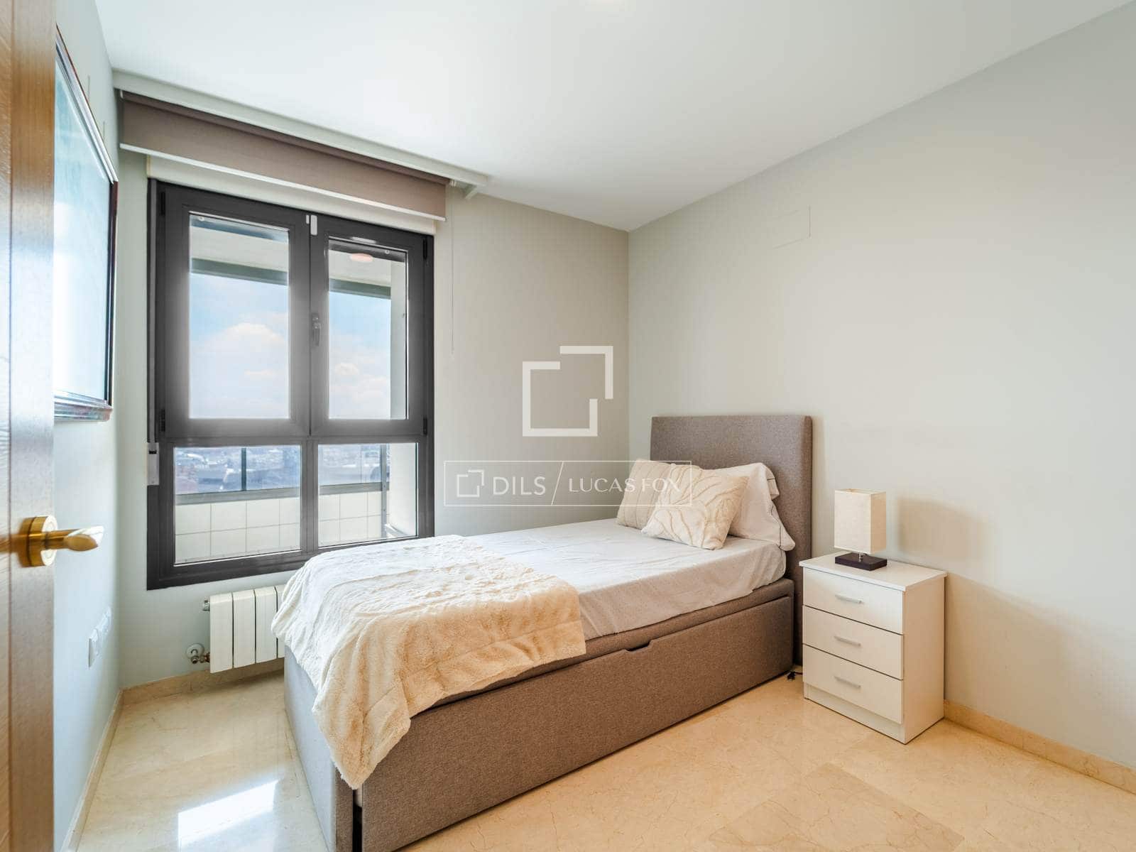 3 slaapkamer Appartement te huur in Valencia stad met zwembad garage - € 3.500 (Ref: 10172917)