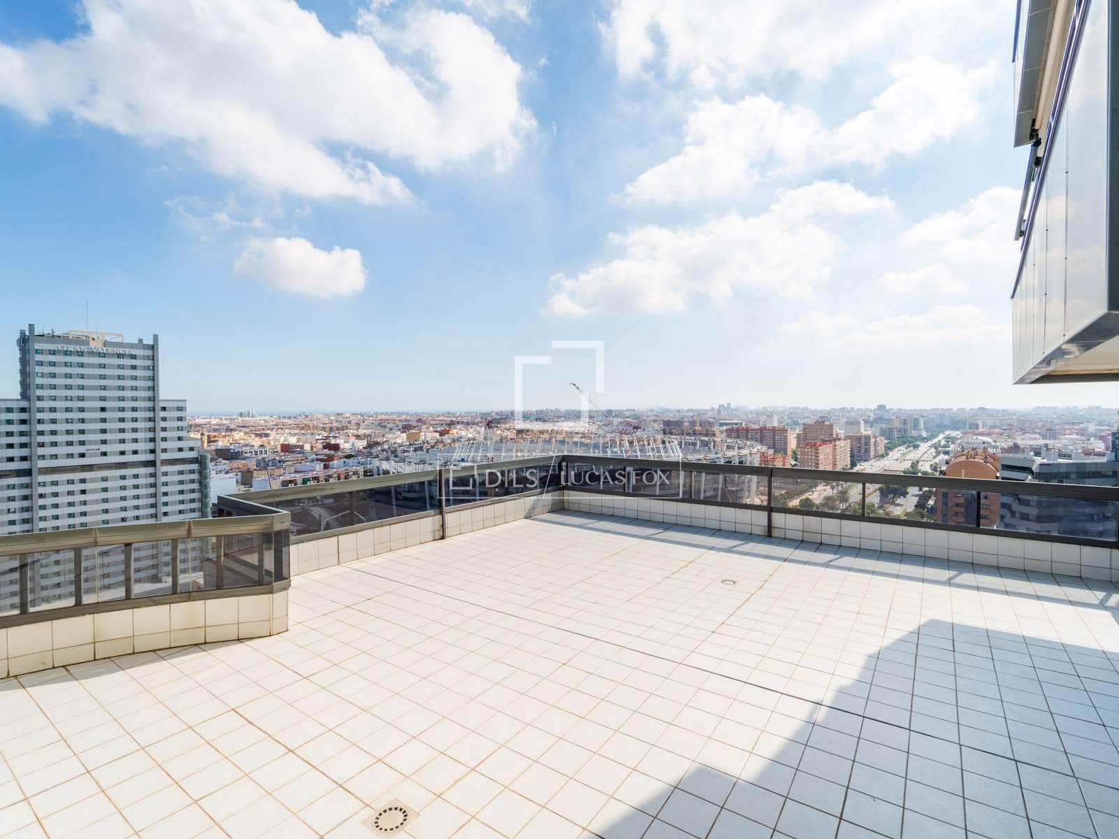 3 slaapkamer Appartement te huur in Valencia stad met zwembad garage - € 3.500 (Ref: 10172917)