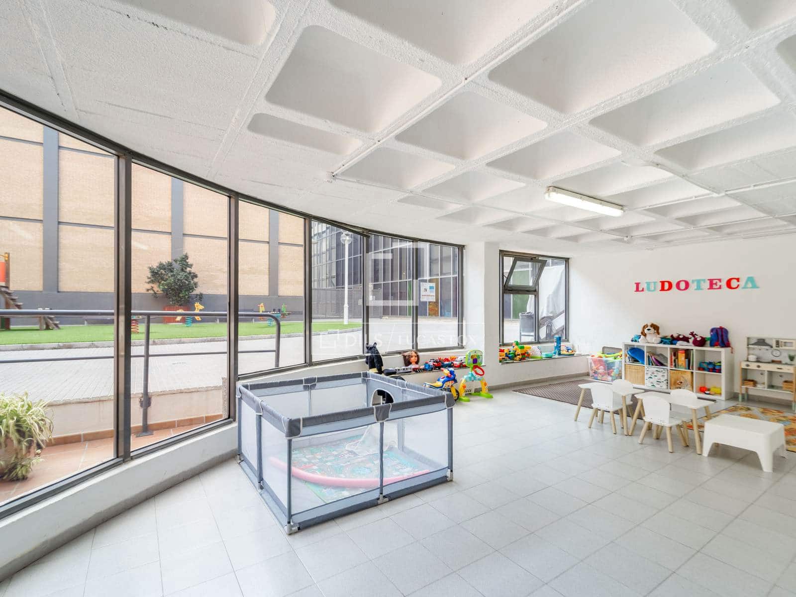 3 slaapkamer Appartement te huur in Valencia stad met zwembad garage - € 3.500 (Ref: 10172917)