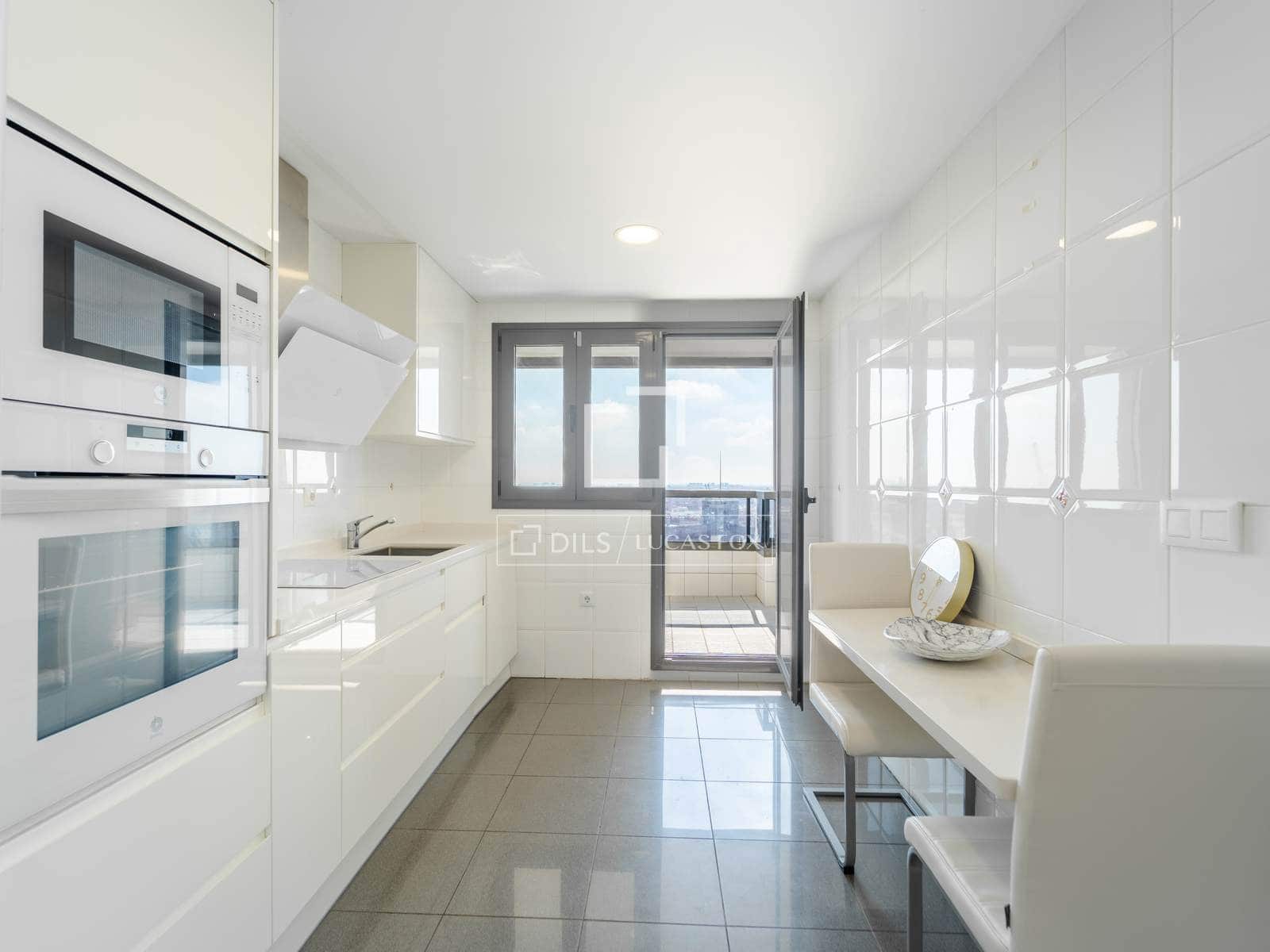 3 slaapkamer Appartement te huur in Valencia stad met zwembad garage - € 3.500 (Ref: 10172917)