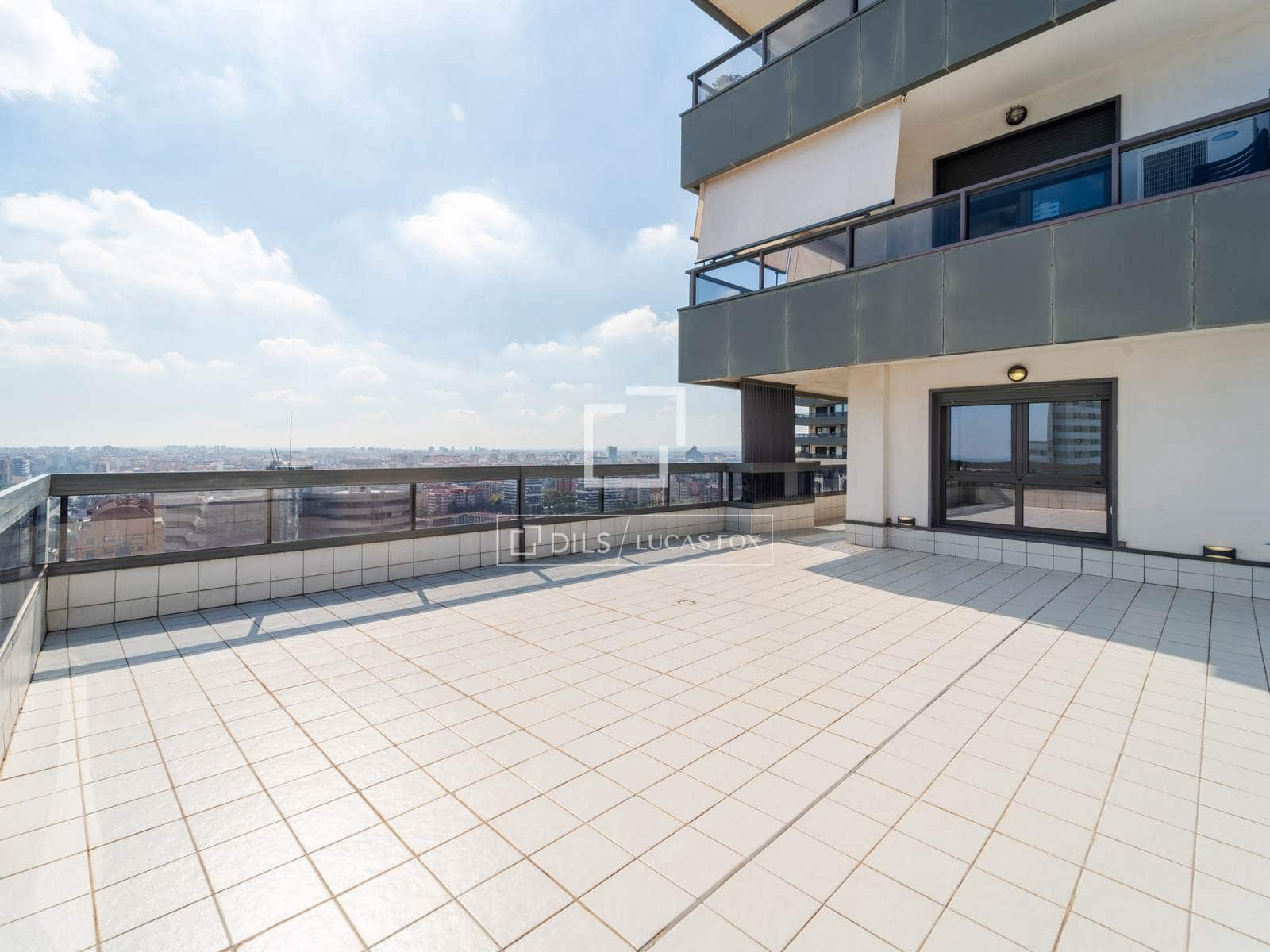 3 slaapkamer Appartement te huur in Valencia stad met zwembad garage - € 3.500 (Ref: 10172917)