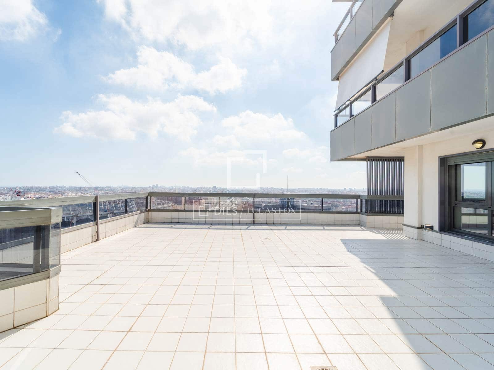 3 slaapkamer Appartement te huur in Valencia stad met zwembad garage - € 3.500 (Ref: 10172917)