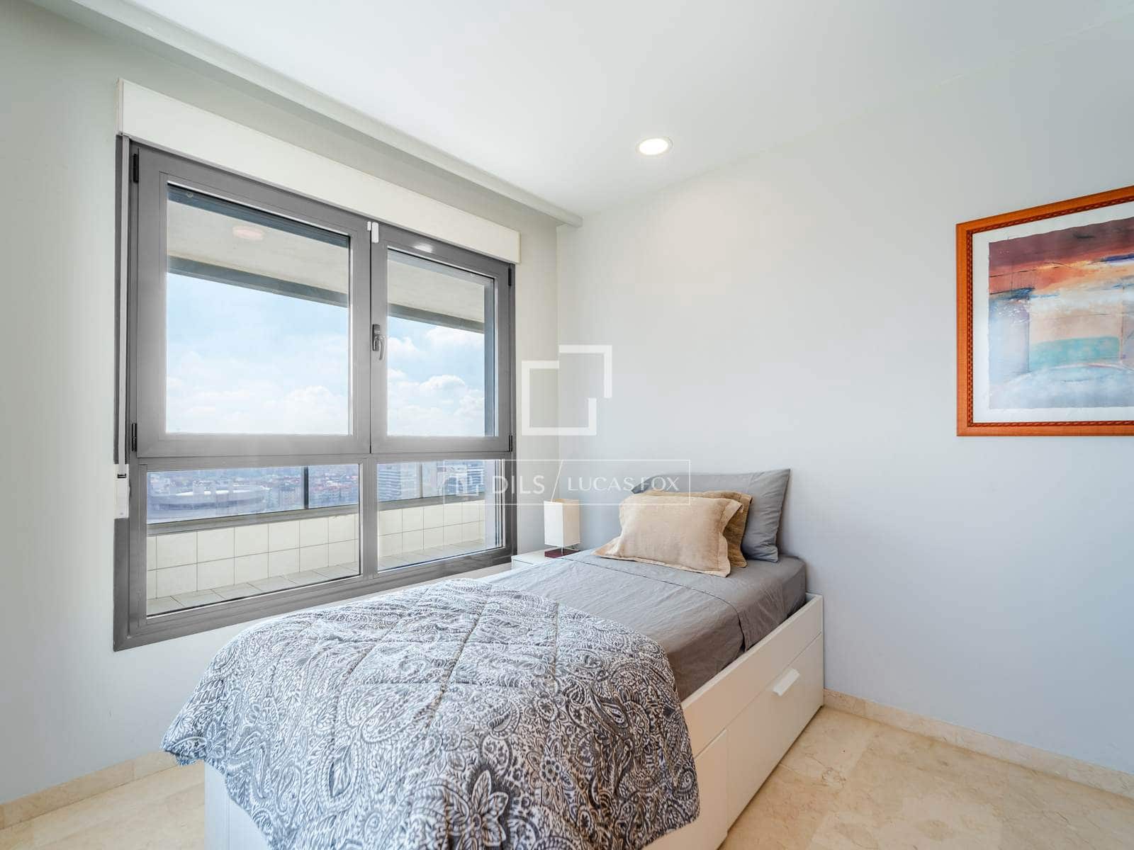 3 slaapkamer Appartement te huur in Valencia stad met zwembad garage - € 3.500 (Ref: 10172917)