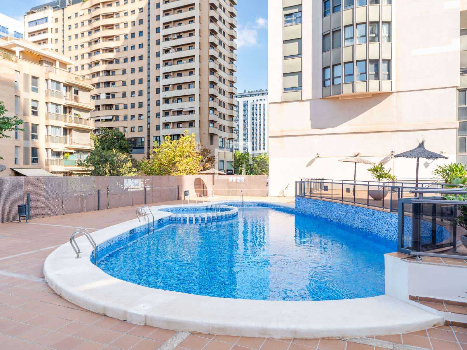 3 slaapkamer Appartement te huur in Valencia stad met zwembad garage - € 3.500 (Ref: 10172917)