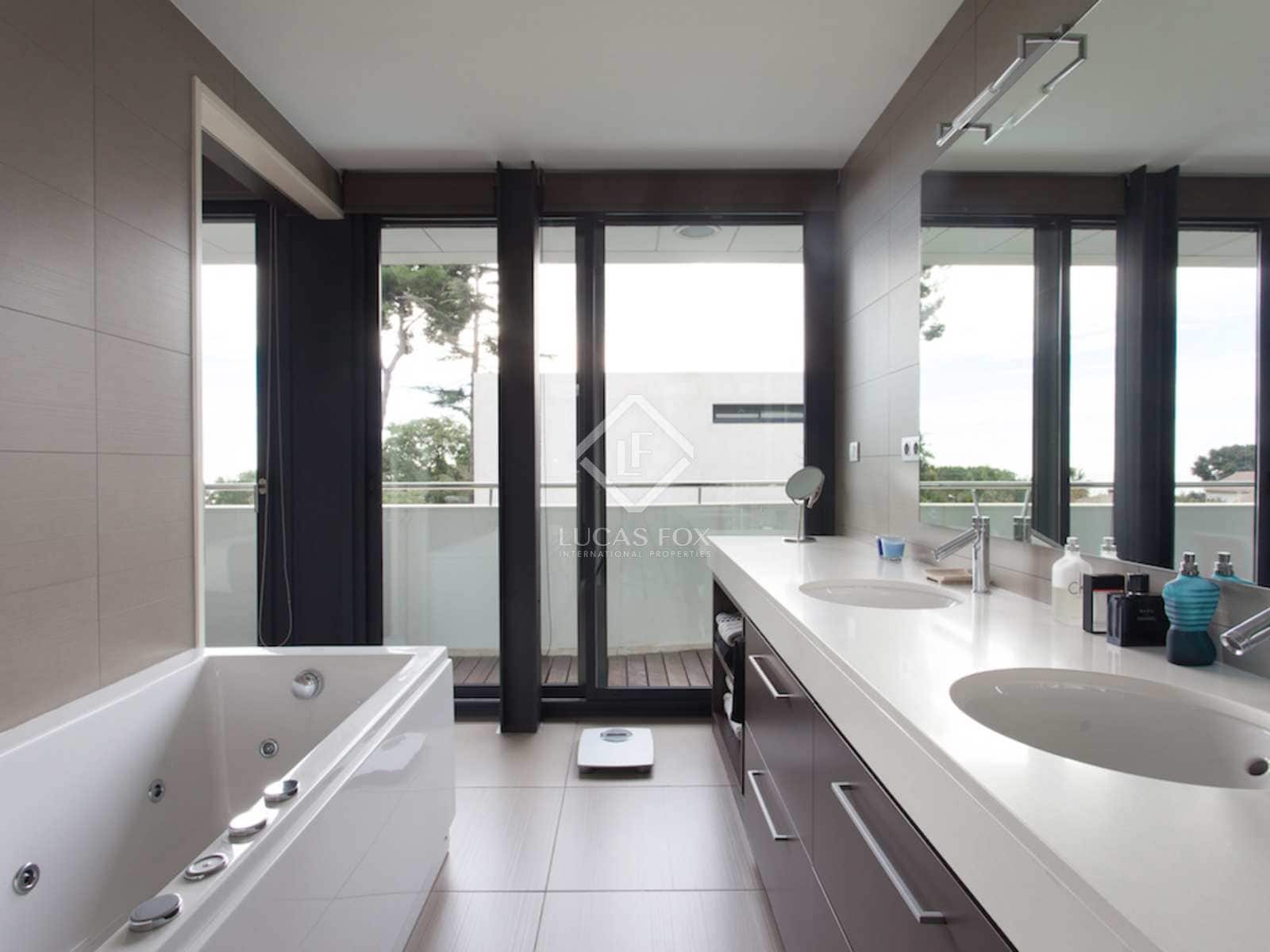 4 makuuhuone Huvila myytävänä paikassa Premia de Dalt mukana uima-altaan 
autotalli - 1 600 000 € (Ref: 2436954)