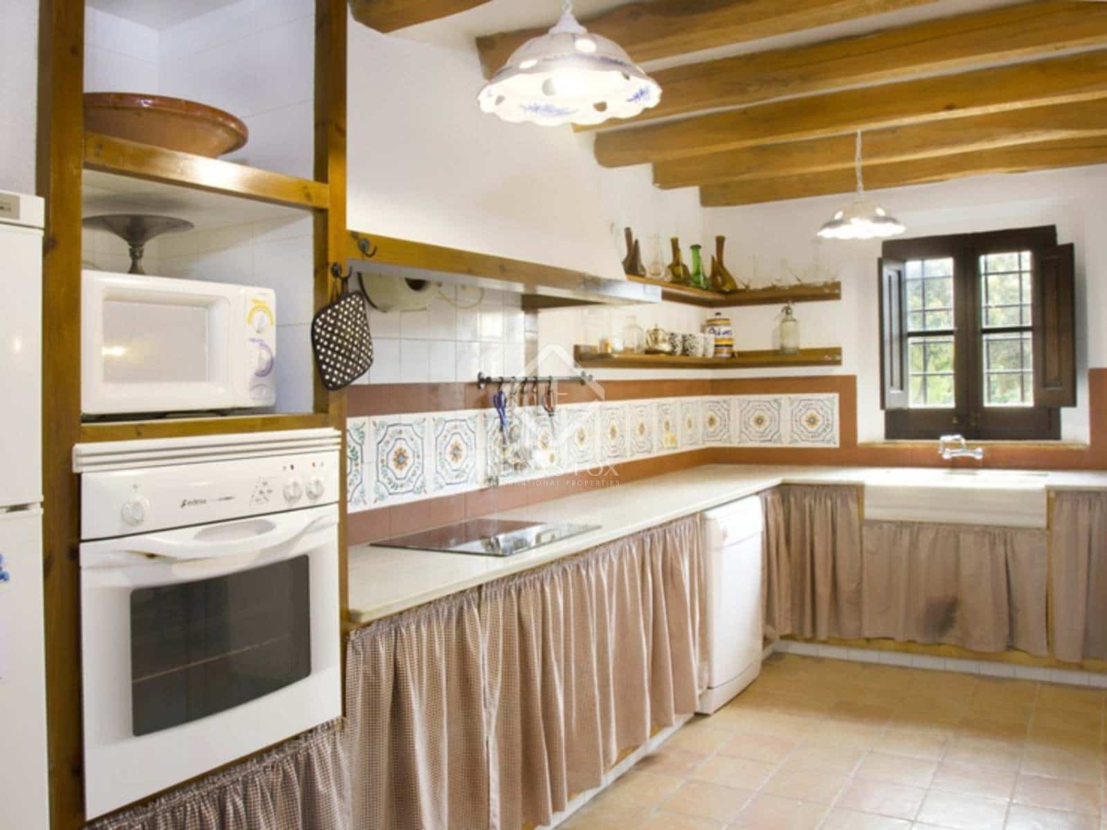 6 soveværelse Villa til salg i Llambilles med swimmingpool garage - € 750.000 (Ref: 2828499)