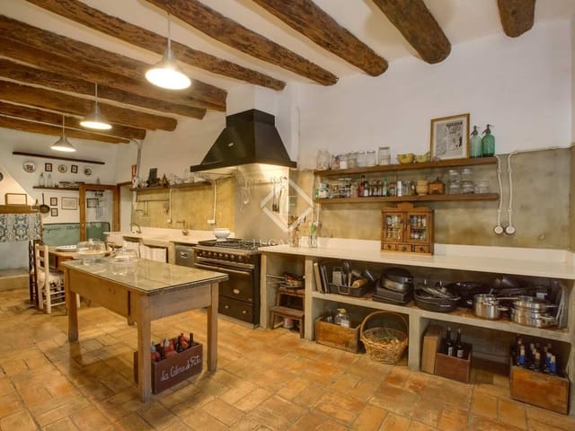 8 soverom Finca/Herregård til salgs i Esponellà med svømmebasseng - € 1 290 000 (Ref: 2994284)