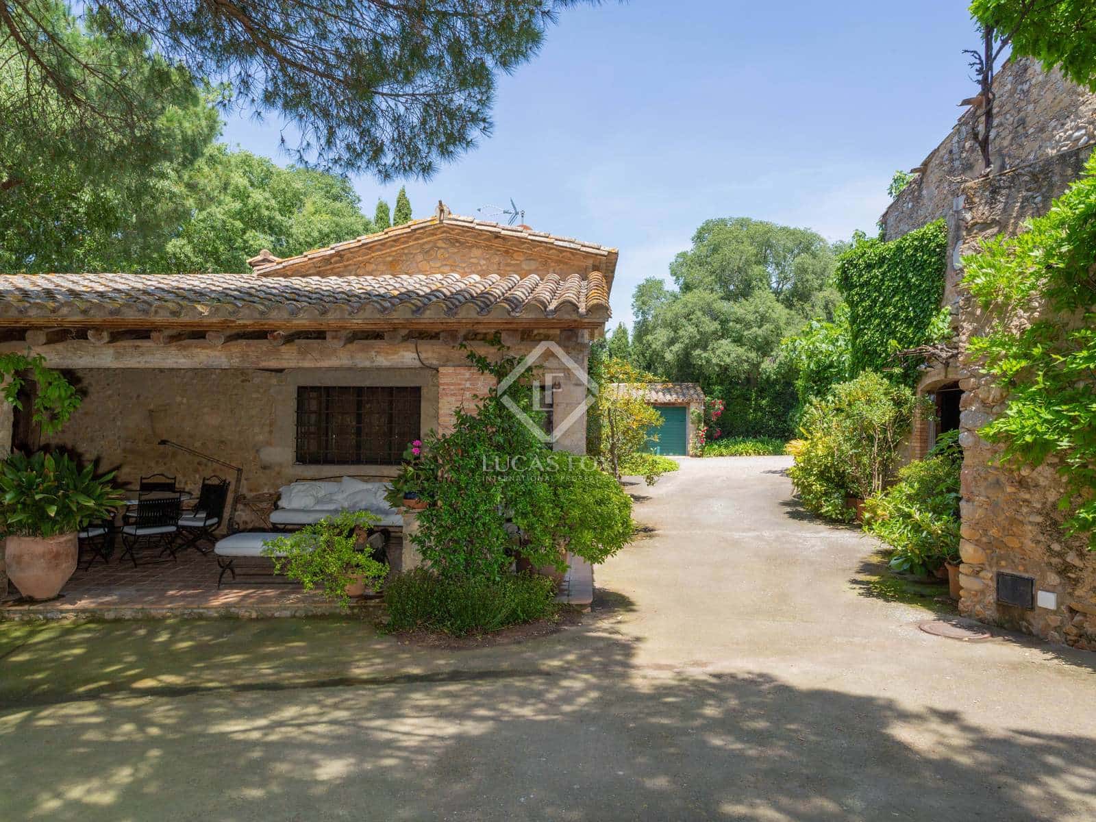 5 bedroom Finca/Country House for sale in Sant Mori with pool garage - € 1,065,000 (Ref: 3885793)
