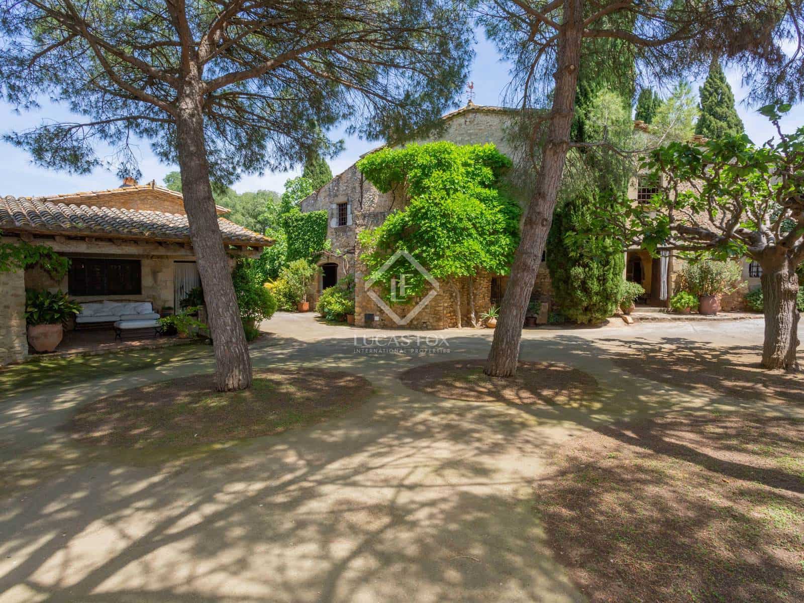 5 bedroom Finca/Country House for sale in Sant Mori with pool garage - € 1,065,000 (Ref: 3885793)