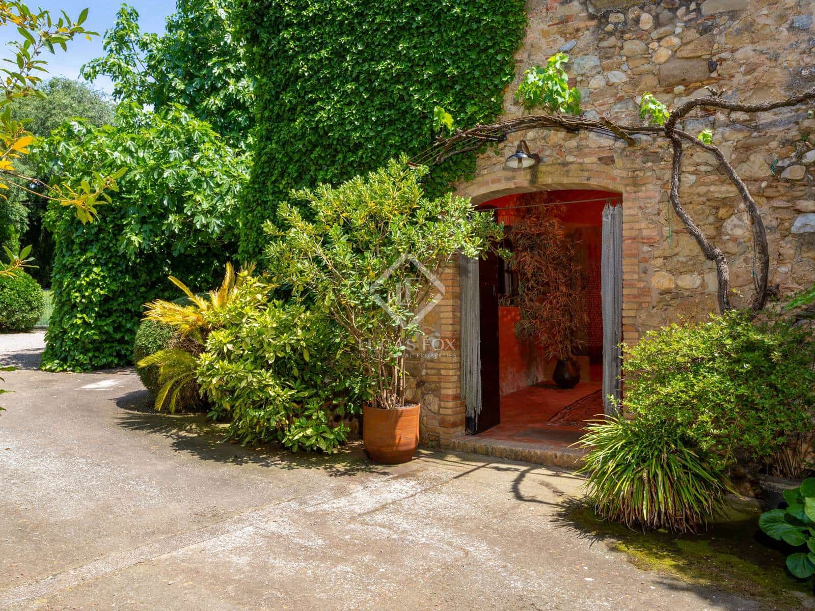 5 bedroom Finca/Country House for sale in Sant Mori with pool garage - € 1,065,000 (Ref: 3885793)