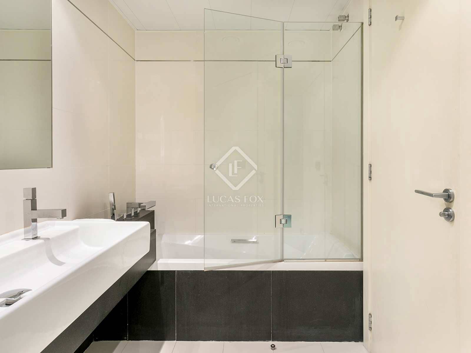 2 soverom Penthouse til salgs i Barcelona by med svømmebasseng garasje - € 2 195 000 (Ref: 4549610)