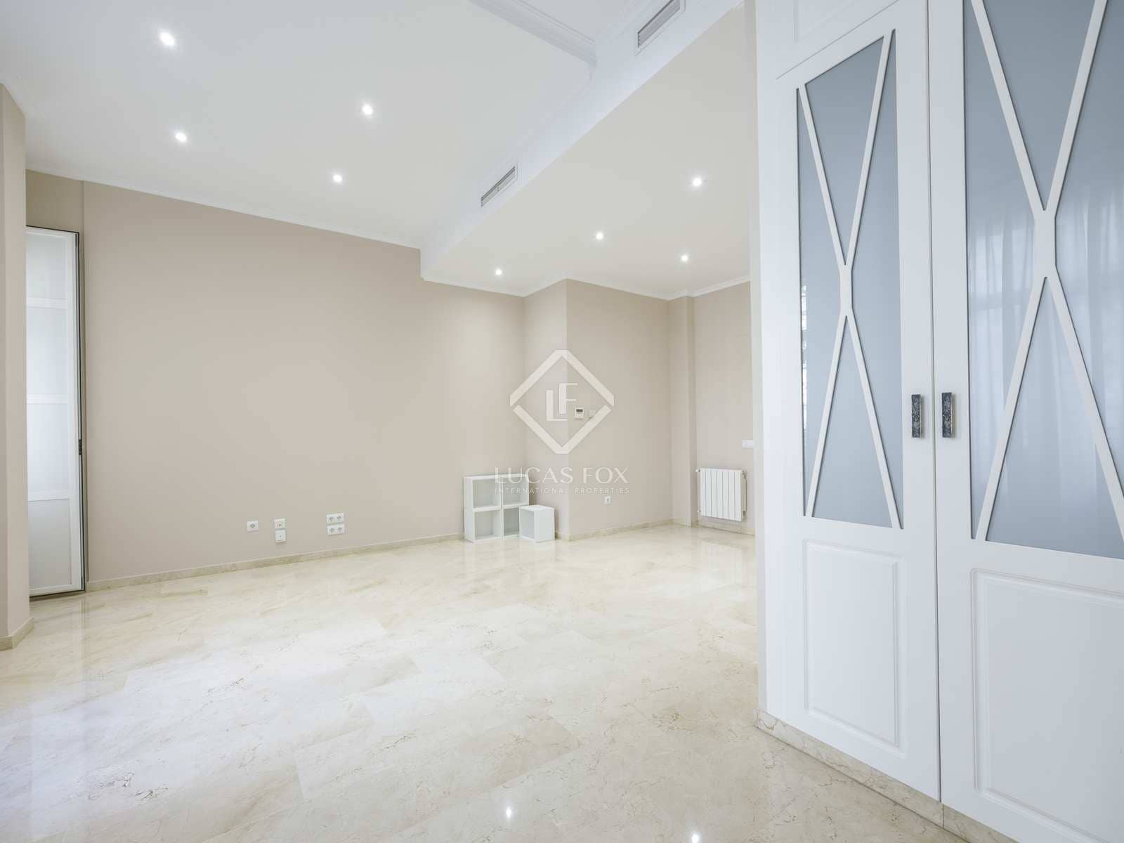 2 bedroom Apartment for rent in Valencia city with garage - € 2,200 (Ref: 4618999)