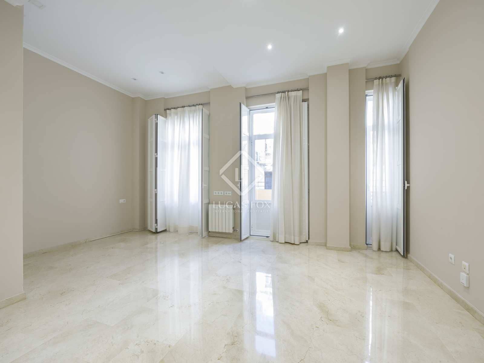 2 bedroom Apartment for rent in Valencia city with garage - € 2,200 (Ref: 4618999)