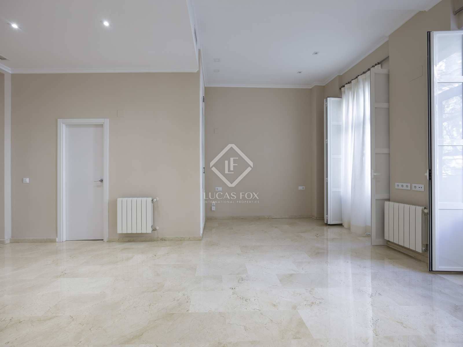 2 bedroom Apartment for rent in Valencia city with garage - € 2,200 (Ref: 4618999)