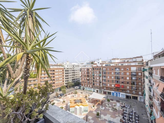Penthouse de 2 chambres à louer à Valence ville avec garage - 2 300 € (Ref: 4671282)