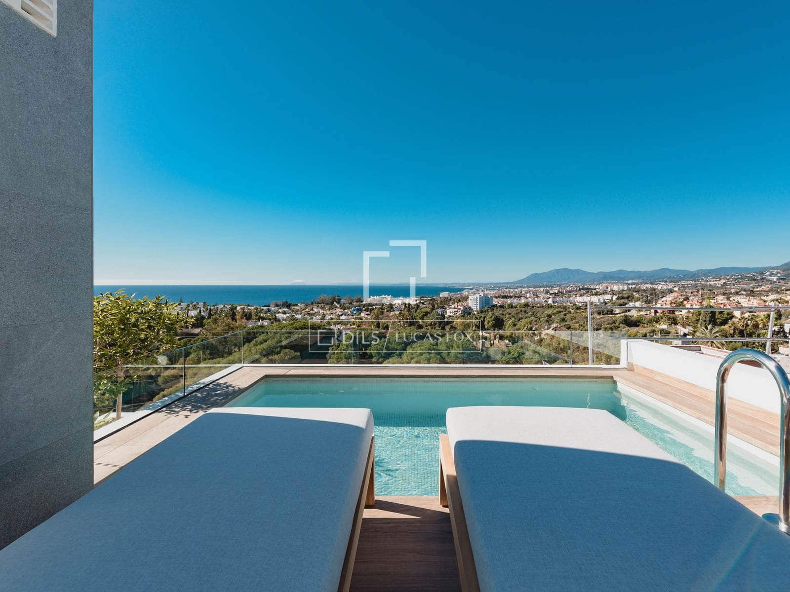 4 bedroom Villa for sale in Marbella with pool garage - € 1,890,000 (Ref: 6750765)