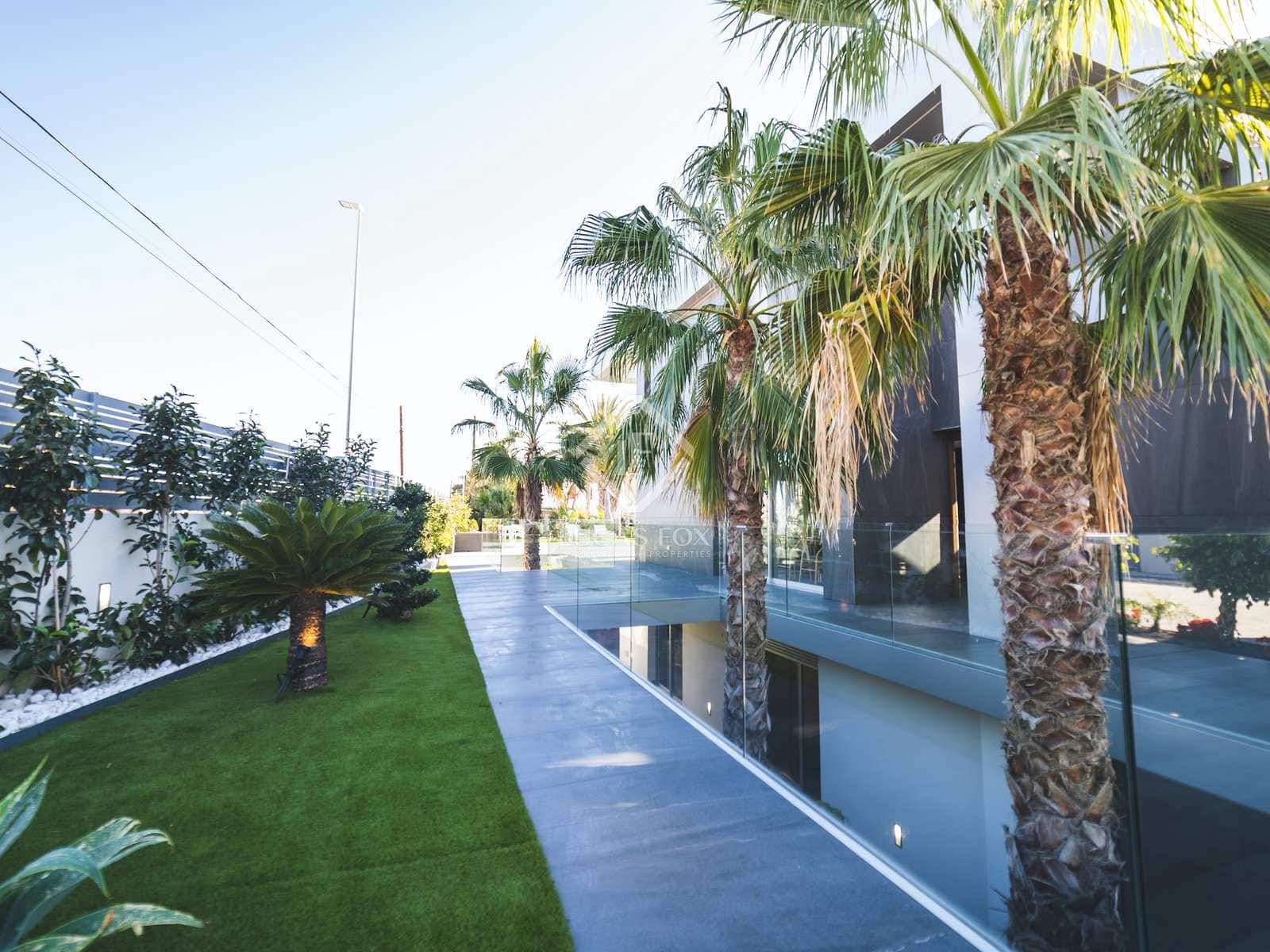6 bedroom Villa for sale in El Campello with pool garage - € 1,790,000 (Ref: 6850873)