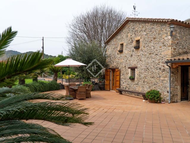 4 bedroom Villa for sale in Santa Susanna with pool garage - € 1,300,000 (Ref: 6956813)