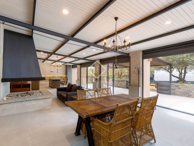 4 bedroom Villa for sale in Santa Susanna with pool garage - € 1,300,000 (Ref: 6956813)