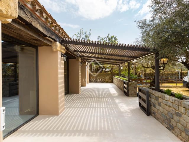 4 bedroom Villa for sale in Santa Susanna with pool garage - € 1,300,000 (Ref: 6956813)