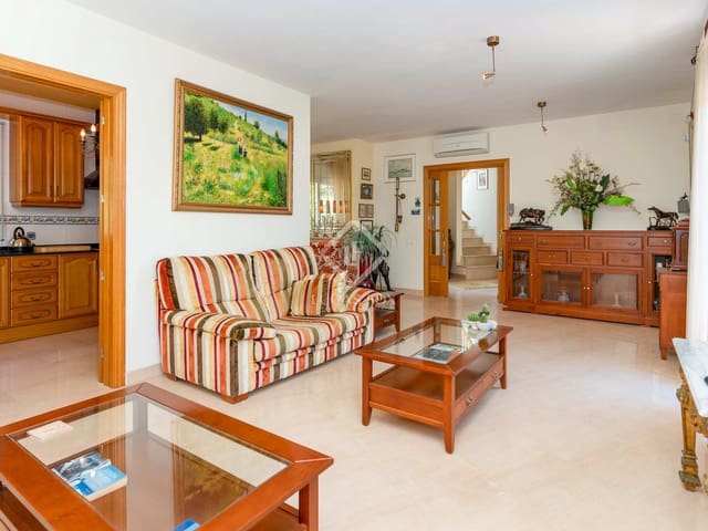 5 bedroom Villa for sale in Olivella with pool garage - € 599,000 (Ref: 6968997)