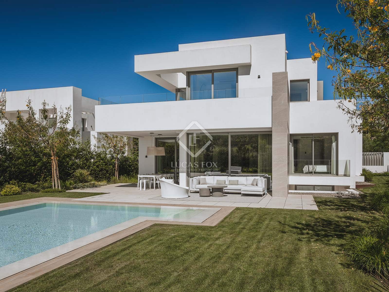 4 bedroom Villa for sale in Estepona with pool garage - € 2,495,000 (Ref: 6982614)