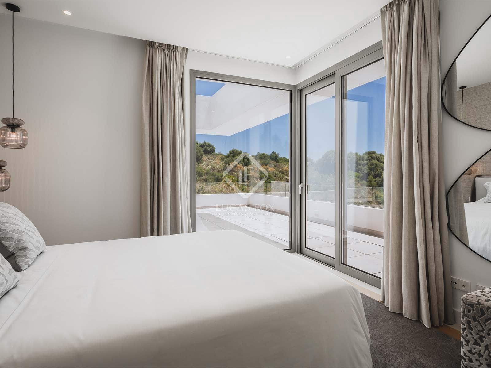 4 bedroom Villa for sale in Estepona with pool garage - € 2,495,000 (Ref: 6982614)