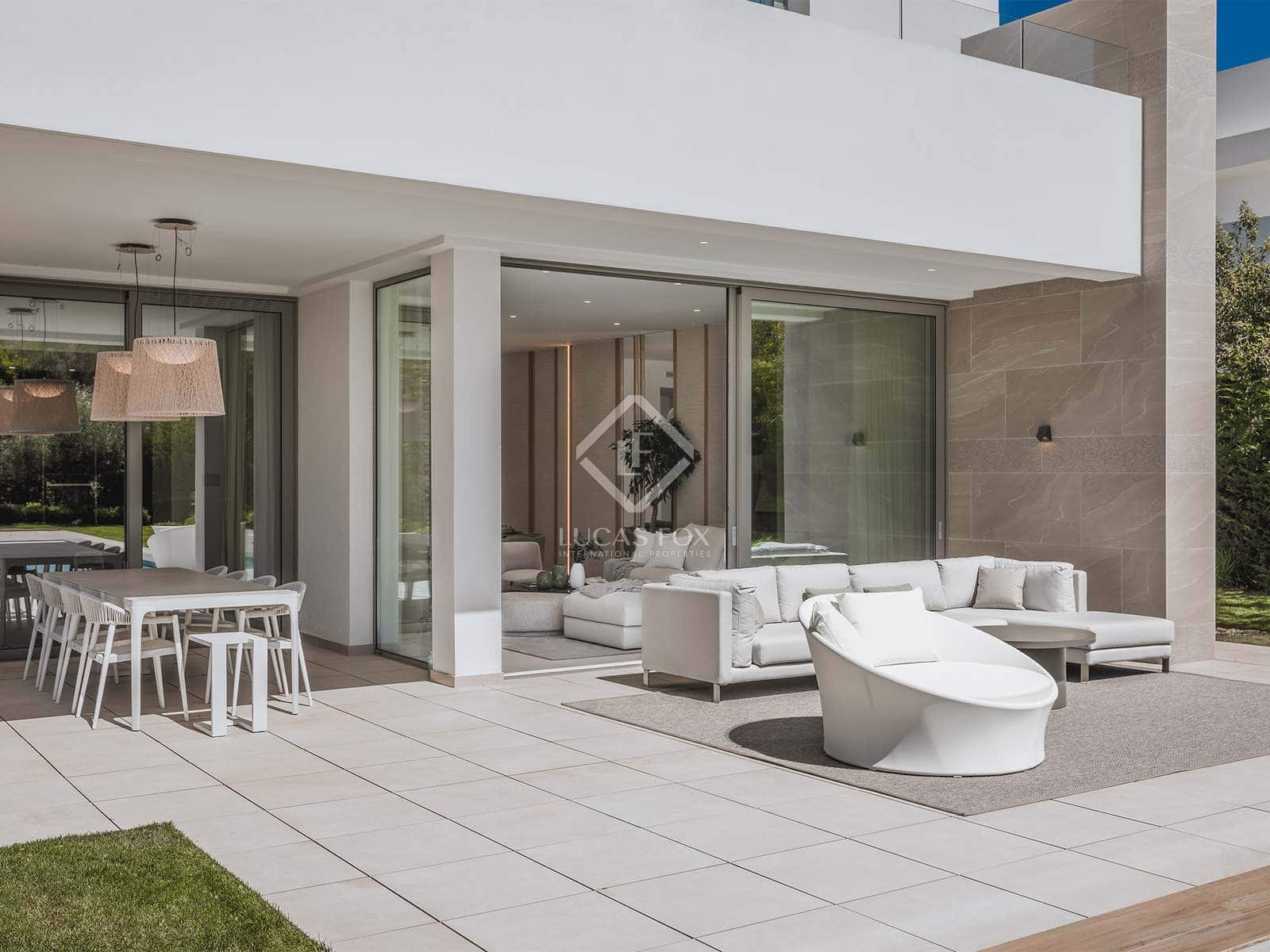 4 bedroom Villa for sale in Estepona with pool garage - € 2,495,000 (Ref: 6982614)