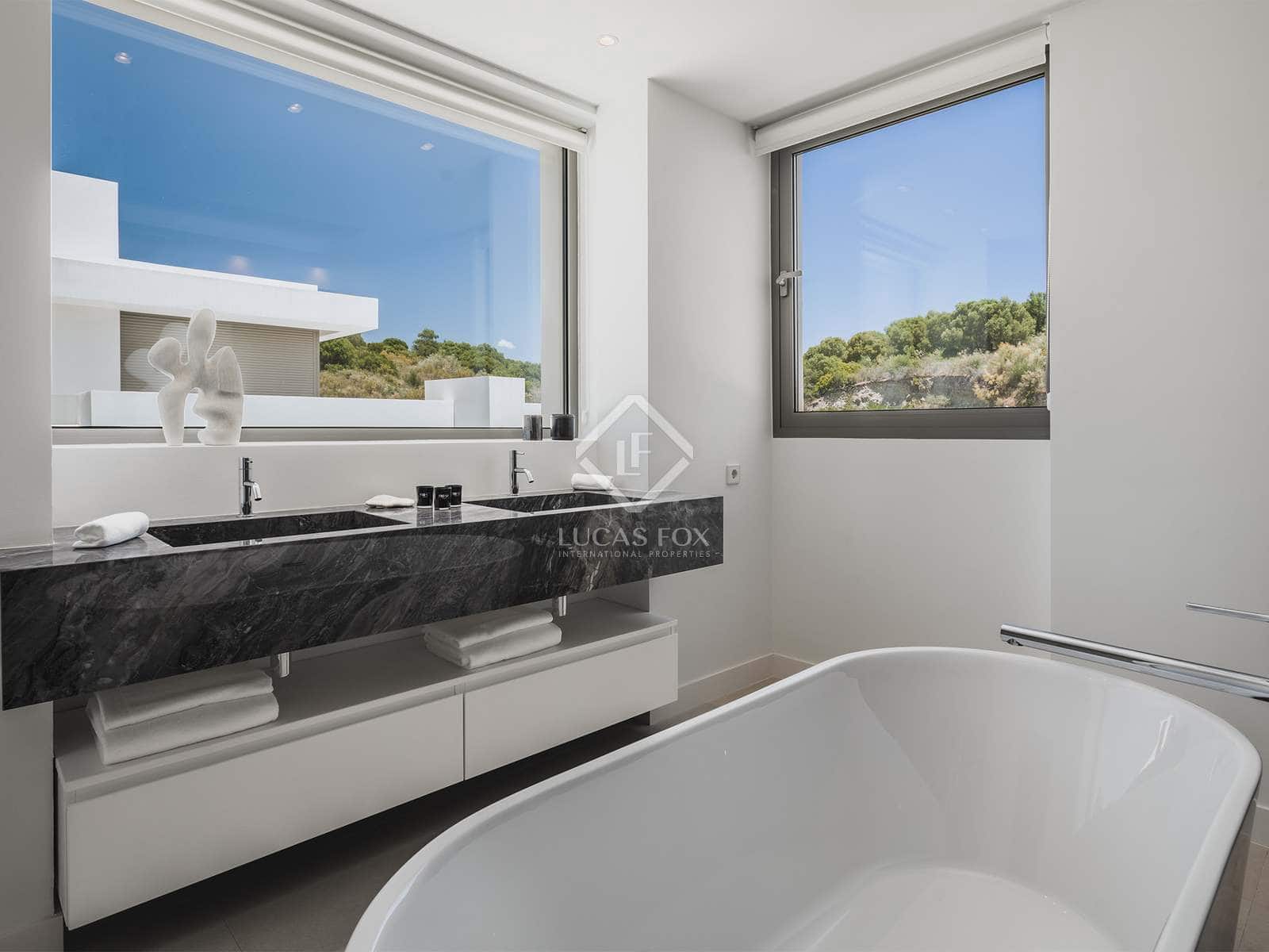 4 bedroom Villa for sale in Estepona with pool garage - € 2,495,000 (Ref: 6982614)