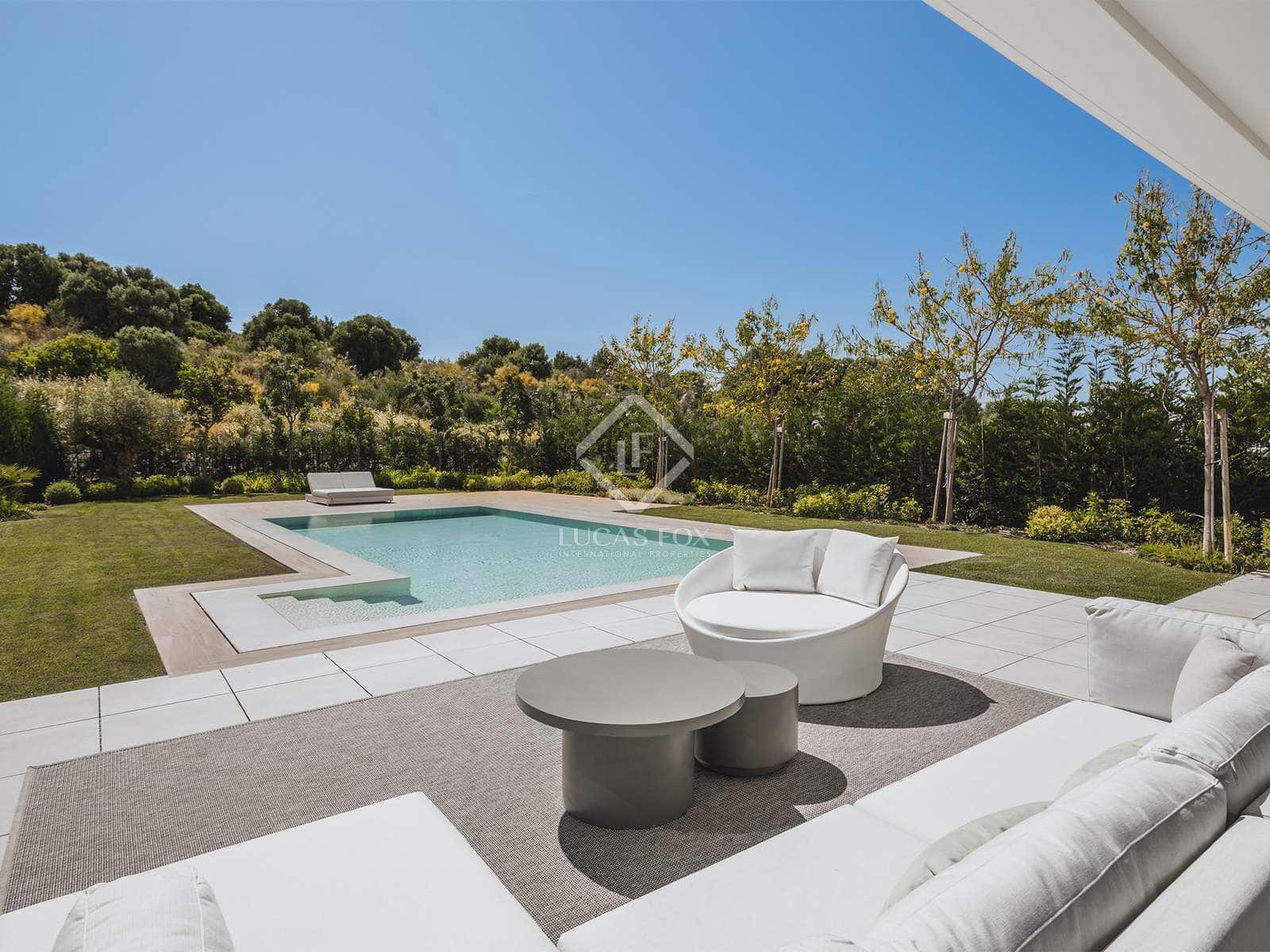4 bedroom Villa for sale in Estepona with pool garage - € 2,495,000 (Ref: 6982614)