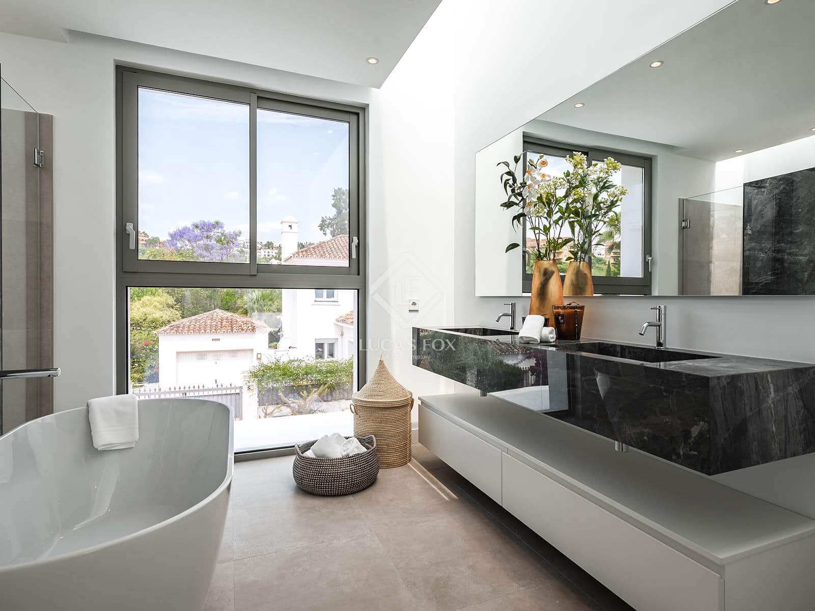 4 bedroom Villa for sale in Estepona with pool garage - € 2,495,000 (Ref: 6982614)