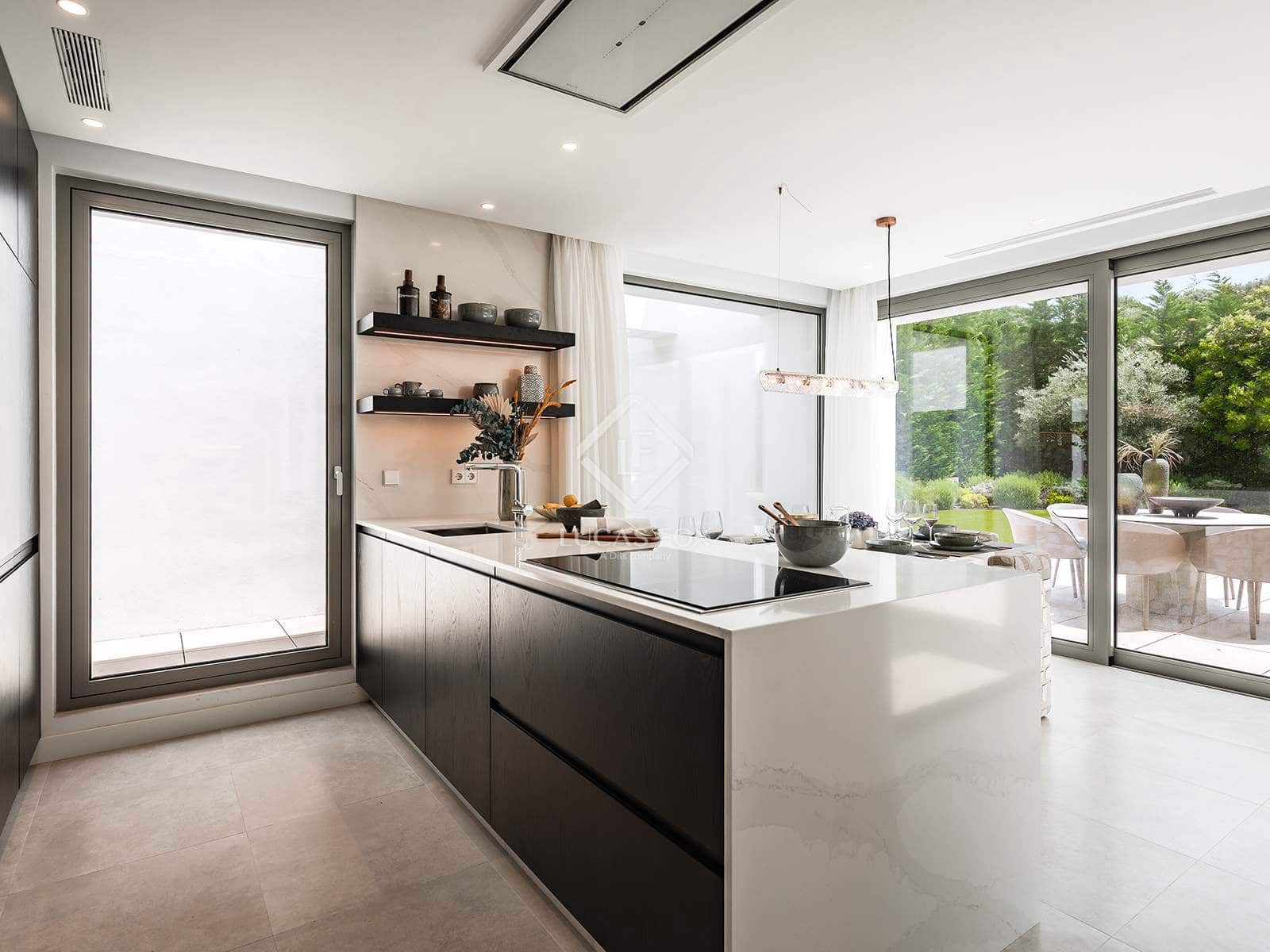 4 bedroom Villa for sale in Estepona with pool garage - € 2,495,000 (Ref: 6982614)