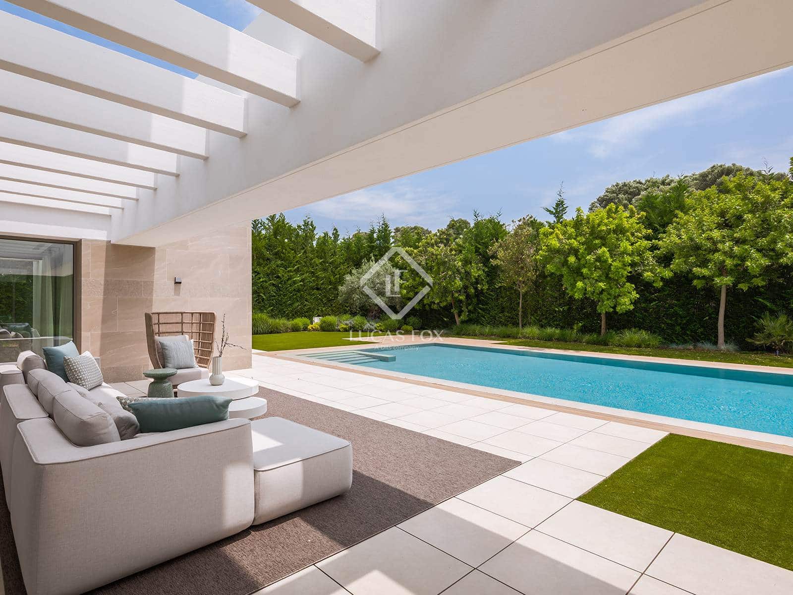 4 bedroom Villa for sale in Estepona with pool garage - € 2,495,000 (Ref: 6982614)