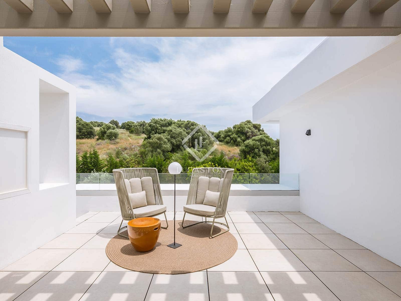 4 bedroom Villa for sale in Estepona with pool garage - € 2,495,000 (Ref: 6982614)