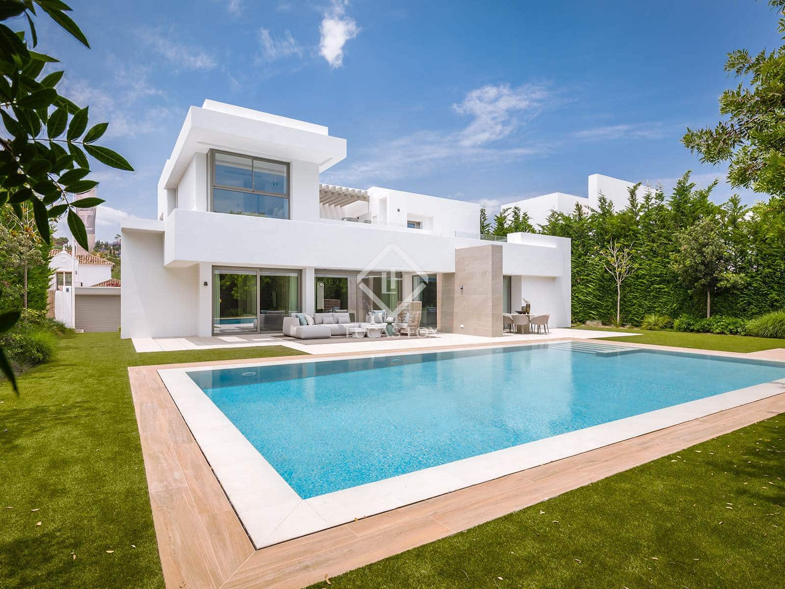 4 bedroom Villa for sale in Estepona with pool garage - € 2,495,000 (Ref: 6982614)