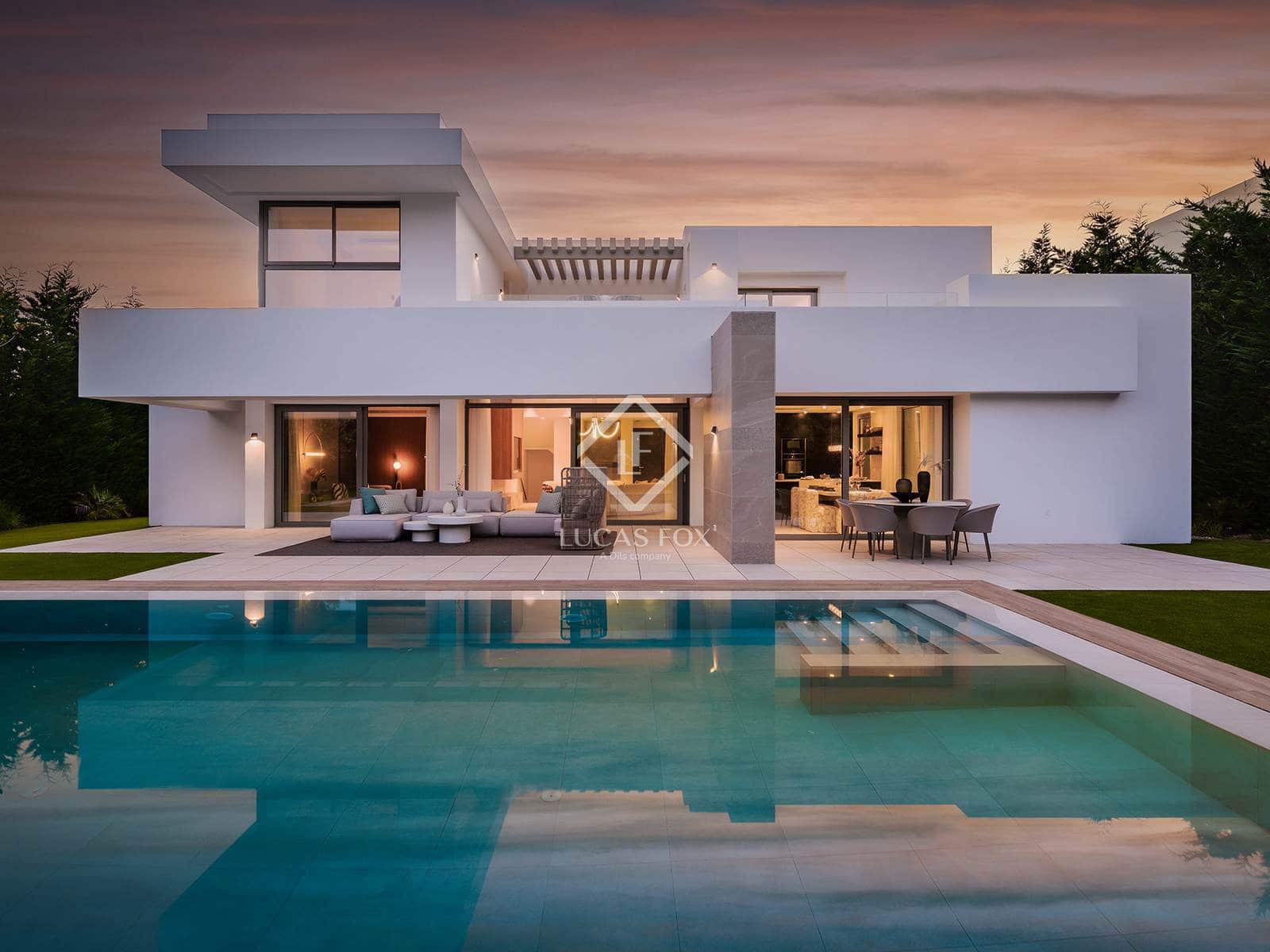 4 bedroom Villa for sale in Estepona with pool garage - € 2,495,000 (Ref: 6982614)