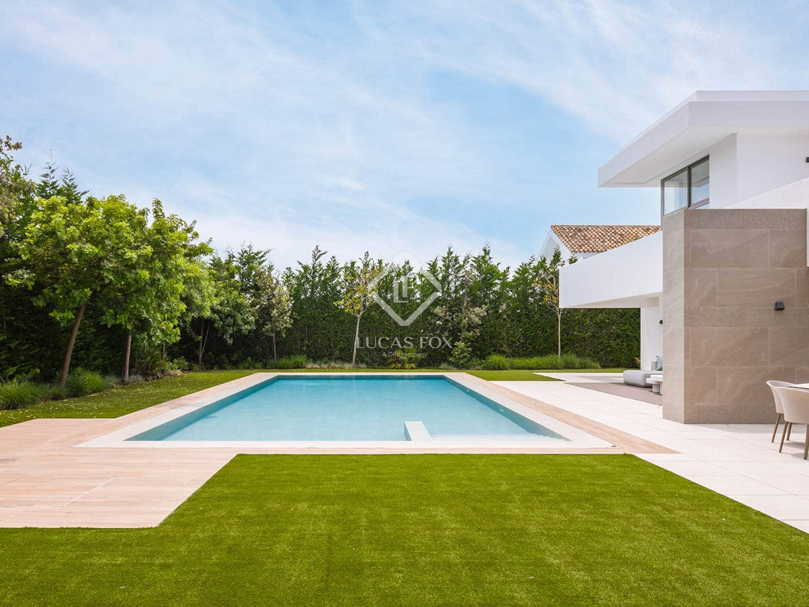 4 bedroom Villa for sale in Estepona with pool garage - € 2,495,000 (Ref: 6982614)